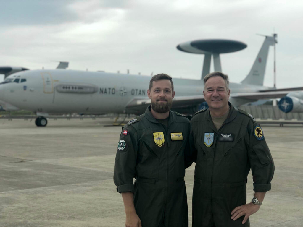 Simon og hans kollega Glen foran et AWACS-fly