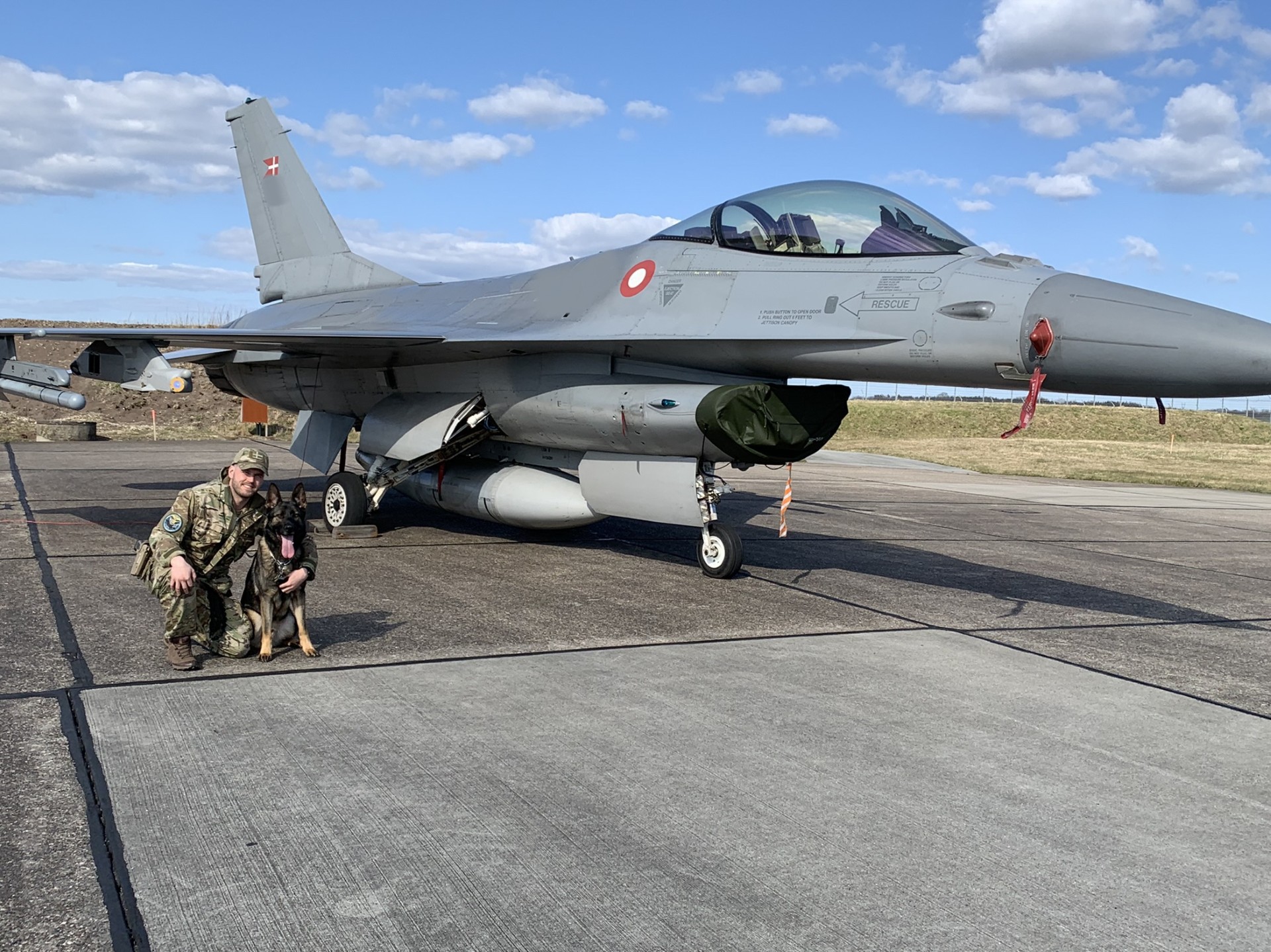 CS-medlem Max og schæferen Bart